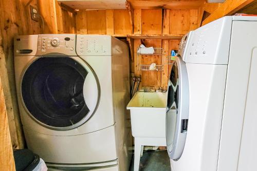 a washing machine and a washer in a kitchen at Hideaway Overlook in Sevierville