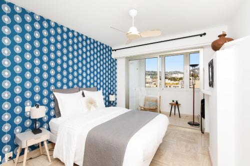 - une chambre dotée d'un mur bleu et blanc avec un point polka dans l'établissement On la Croisette XXL 1 bedroom with amazing sea view, à Cannes