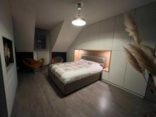 1 dormitorio con 1 cama en el centro de una habitación en T3 Flat Moderne sur 2 étages Metro Parking Free Entrance autonome, en Rouen