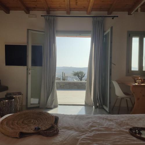Μια τηλεόραση ή/και κέντρο ψυχαγωγίας στο Teal Rock Mykonos