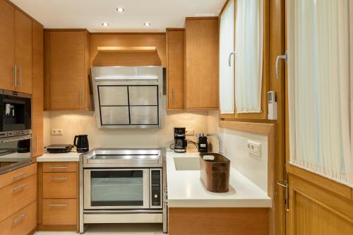 Vouliagmeni's Elegance by Acropolis Suites