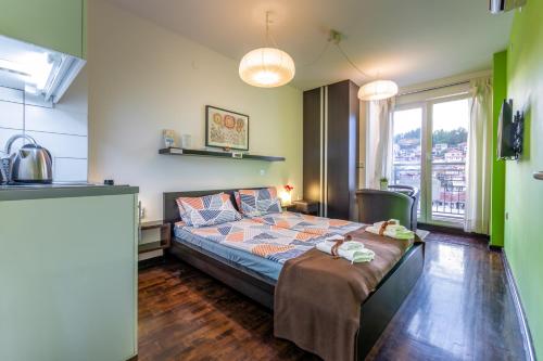 um quarto com uma cama num quarto em Dimar Apartments em Ohrid