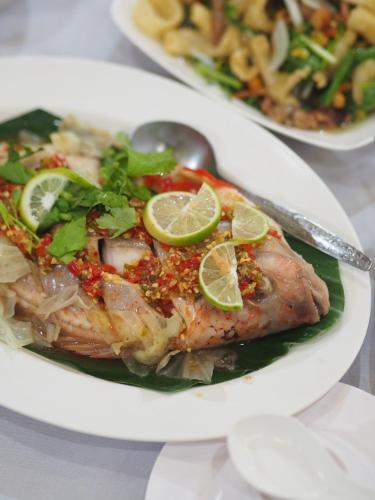 Makanan di atau berdekatan hotel