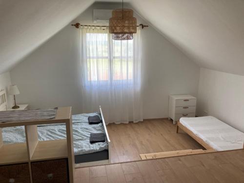 Łóżko lub łóżka w pokoju w obiekcie Karádi apartman