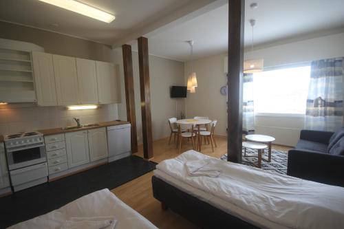 una camera con letto e una cucina con tavolo di Jääskän Loma, Ratatie 3, asunto 2 a Kauhava