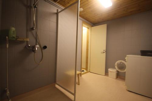 A bathroom at Jääskän Loma, Ratatie 3, asunto 2