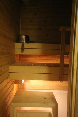 una sauna de madera con una olla encima en Jääskän Loma, Ratatie 3, asunto 2, en Kauhava