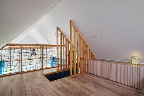 Bazén v ubytovaní Sarnia Łąka Domek 1 z Prywatnym Jacuzzi alebo v jeho blízkosti