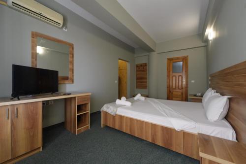 TV a/nebo společenská místnost v ubytování Hotel Cora