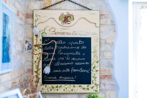 Znak na ścianie wesela w obiekcie B&B Al Vecchio Olmo w mieście Sirolo