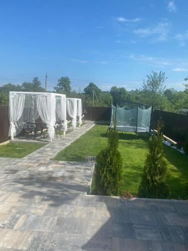 Un jardín fuera de Prykarpatska Villa