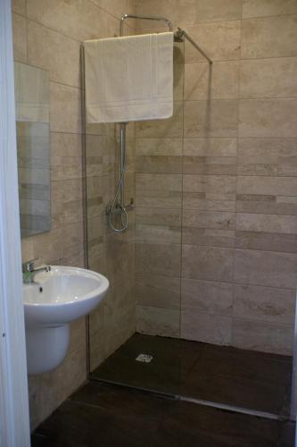 Ένα μπάνιο στο Wonderful apartments with shared jacuzzi and panorama rooftop