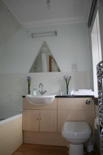 Ванная комната в Corehouse Farm Cottages - Dairy, Granary & Sawmill