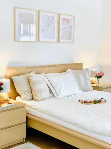A bed or beds in a room at Apartament w centrum miasta z darmowym parkingiem dla dwojga -Apartamenty Pod Złotym Lwem IV