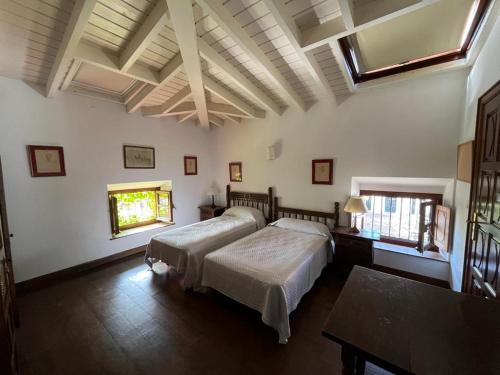 - une chambre avec 2 lits et un plafond avec des fenêtres dans l'établissement Apartamento Gaudi, à Comillas