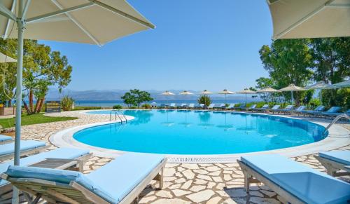 Bazén v ubytování Chrismos Luxury Suites Apraos Corfu nebo v jeho okolí