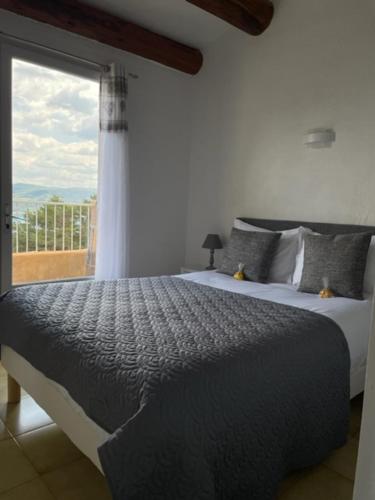 ein Schlafzimmer mit einem großen Bett und einem Fenster in der Unterkunft auberge du castellas in Sainte-Croix-de-Verdon