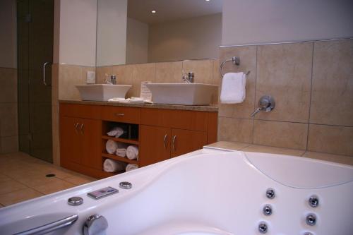 Bathroom sa Lakeside Apartments