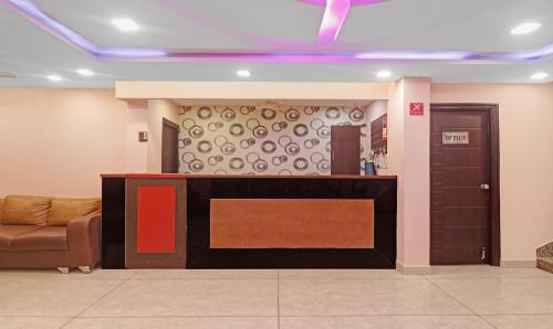 ハイデラバードにあるItsy Hotels Aflahのロビー(フロントデスク、ソファ付)