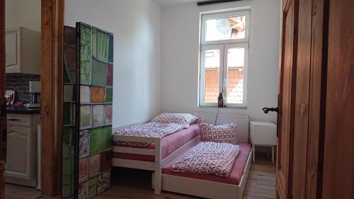a room with two bunk beds and a window at Ferienwohnung zur Silbertanne in Ilsenburg