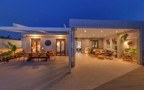 Fotografie z fotogalerie ubytování Sea view villa with private pool close to the beach v destinaci Karteros