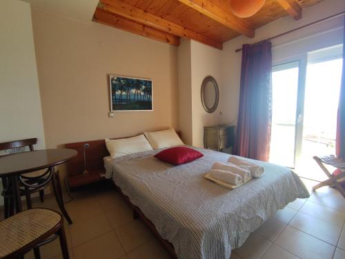 1 dormitorio con 1 cama con 2 toallas en Seaside house, en Vrachos