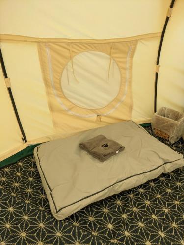 Immaculate Bell Tent Retreat North Devonにあるベッド
