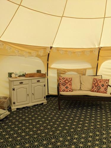 Immaculate Bell Tent Retreat North Devonにあるシーティングエリア