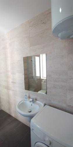 Ένα μπάνιο στο Wonderful apartments with shared jacuzzi and panorama rooftop