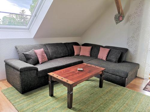a living room with a couch and a coffee table at Ferienwohnung am Sternhagener See in Lindenhagen