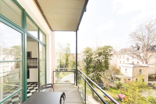 einen Balkon eines Gebäudes mit einem Tisch und Stühlen in der Unterkunft L.E. Home II in Leipzig