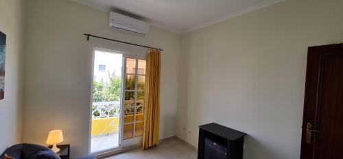 a room with a sliding glass door to a balcony at Manta Treasure - Beach+WiFi+Barbecue+Backyard in Vila Nova De Cacela
