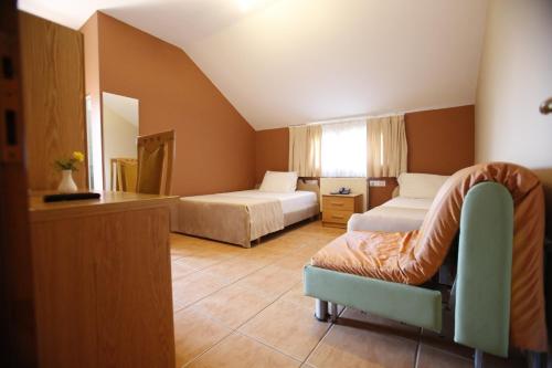 Кровать или кровати в номере Hotel Akropoli