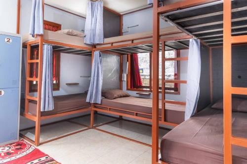 Bunk bed o mga bunk bed sa kuwarto sa Jero di Bisma Hostel