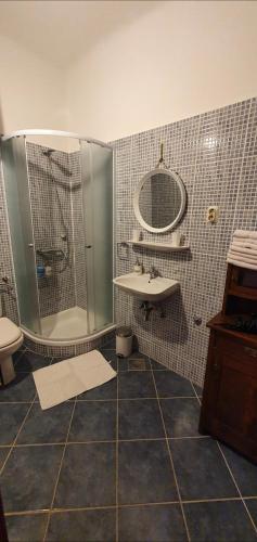 a bathroom with a sink and a shower and a toilet at B&B Palace Basilico 1580. in Rovinj