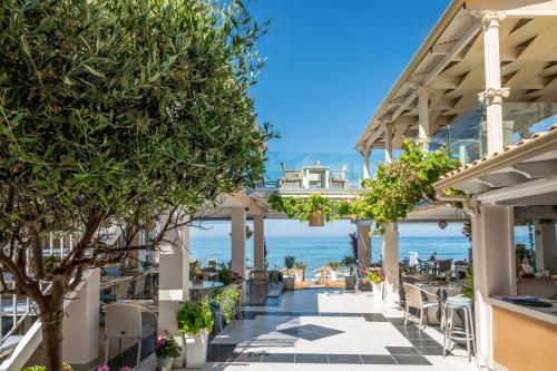 uma vista para a praia a partir da casa de praia em Romantic Palace Beach Apartments em Agios Gordios