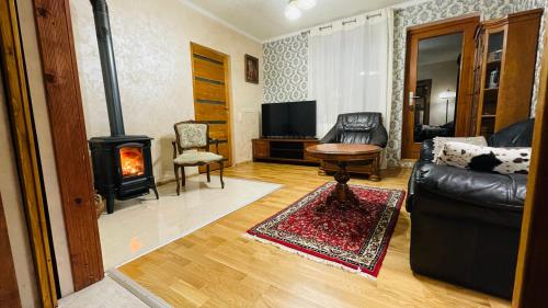 Posezení v ubytování Gemütliches Apartment mit Kamin und Wohnküche