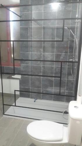 olive et nath في Arcens: حمام به مرحاض وجدار زجاجي