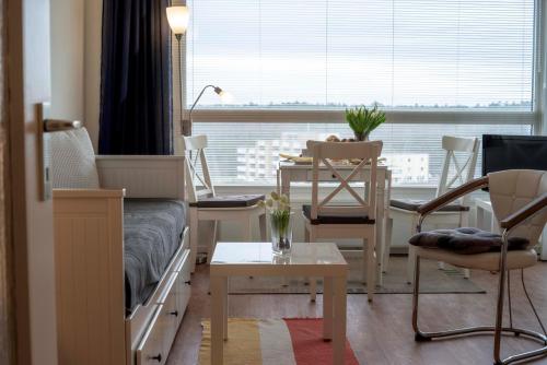 une chambre avec un lit, une table et une salle à manger dans l'établissement Strandnahe Ferienwohnung FB08.05 mit Meerblick, à Cuxhaven