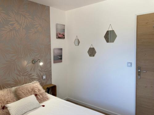 - une chambre avec un lit et un mur avec des photos dans l'établissement Villa Célina Accessible PMR, à Sanary-sur-Mer