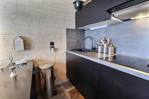 une cuisine avec un évier et un plan de travail dans l'établissement Résidence Creux de l'ours D et C, à Méribel