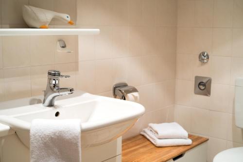 SahlenburgにあるLand & Meer 24のバスルーム(洗面台、トイレ付)