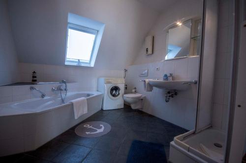 Ein Badezimmer in der Unterkunft Ferienwohnung Hamburger Straße 7OG in Cuxhaven