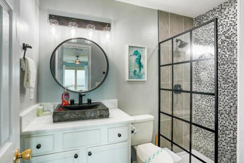 Ένα μπάνιο στο Beachfront getaway with ocean views, washer/dryer & AC - snowbirds welcome