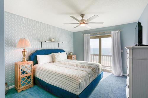 Ένα ή περισσότερα κρεβάτια σε δωμάτιο στο Beachfront getaway with ocean views, washer/dryer & AC - snowbirds welcome