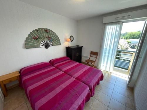 - une chambre avec un grand lit et une grande fenêtre dans l'établissement Appartement Vieux-Boucau-les-Bains, 2 pièces, 6 personnes - FR-1-379-146, à Vieux-Boucau-les-Bains