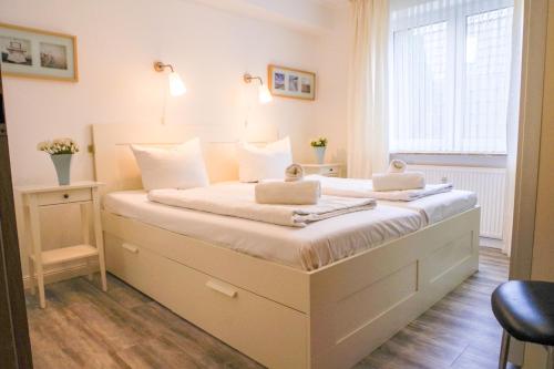 クックスハーフェンにあるNige Ooge 2のベッドルーム1室(大きな白いベッド1台、枕2つ付)