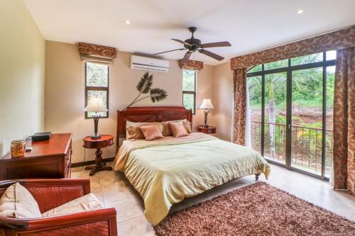 En eller flere senge i et værelse på Esterillos Estates Coconut 38