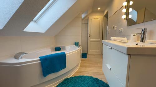 Ein Badezimmer in der Unterkunft Haus Wattn Traum Whg 2 - Wunderschöne große Maisonettenwohnung für 10 Personen