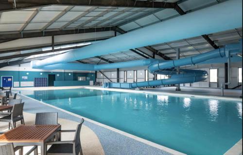 a large swimming pool with blue slides at Great Yarmouth PK Sunset View - NOW with Linen in Great Yarmouth